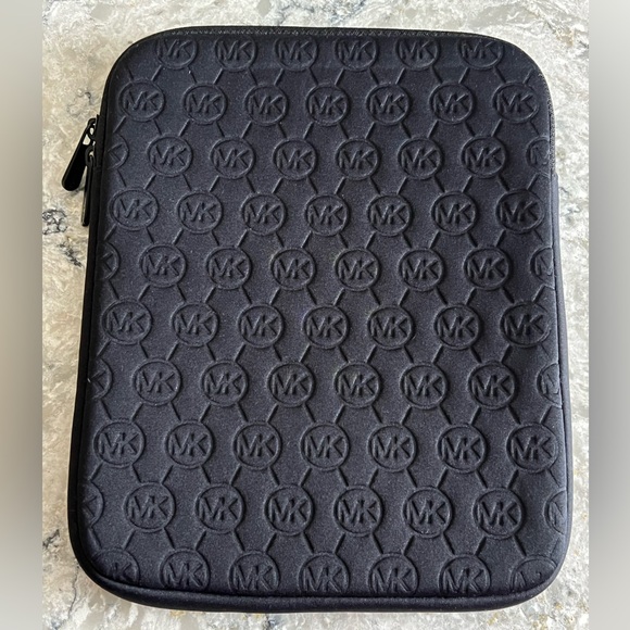 Michael Kors iPad case. - Picture 4 of 7